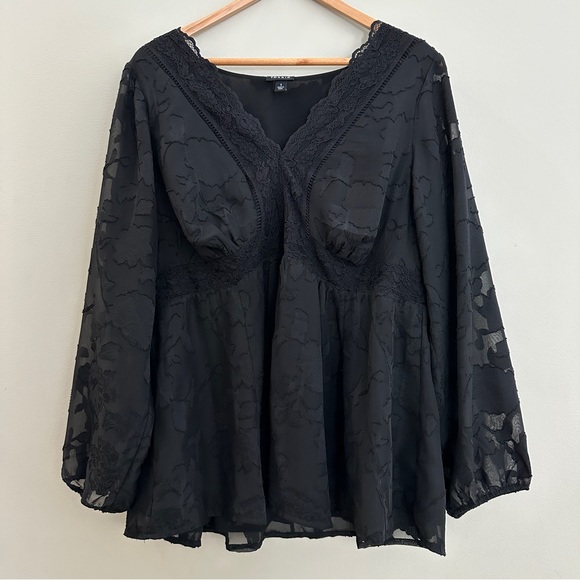 Torrid Black lace blouse 1X - Picture 3 of 8